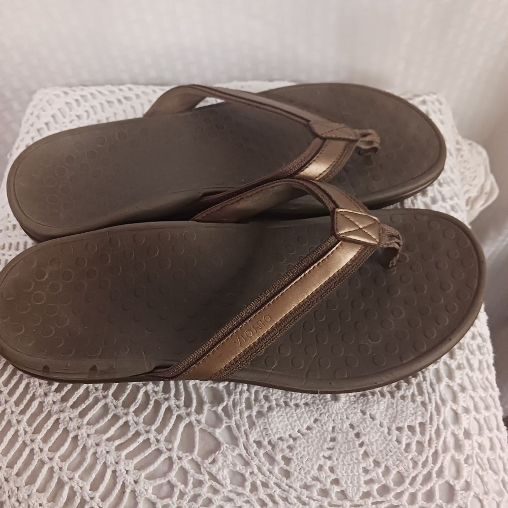 VIONIC FLIP FLOPS - Picture 2 of 4